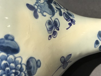 Deux vases de forme bouteille et un bol en fa&iuml;ence anglaise en style de Delft, 18&egrave;me