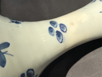 Deux vases de forme bouteille et un bol en fa&iuml;ence anglaise en style de Delft, 18&egrave;me