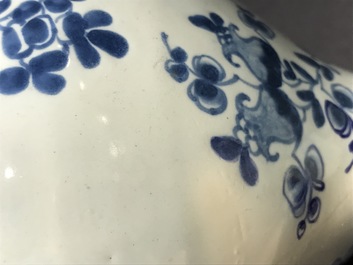 Deux vases de forme bouteille et un bol en fa&iuml;ence anglaise en style de Delft, 18&egrave;me