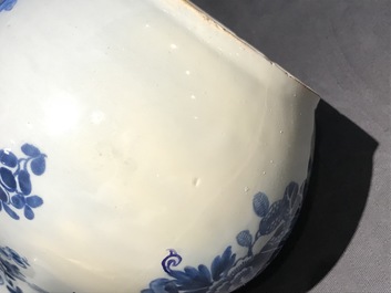 Deux vases de forme bouteille et un bol en fa&iuml;ence anglaise en style de Delft, 18&egrave;me