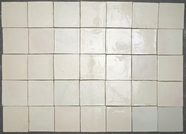 Un lot d'environ 101 carreaux en fa&iuml;ence de Delft blanc monochrome, 18/19&egrave;me
