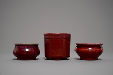 Deux br&ucirc;le-parfums et un pot &agrave; pinceaux en porcelaine de Chine sang de boeuf, 19/20&egrave;me