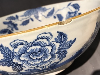 Deux vases de forme bouteille et un bol en fa&iuml;ence anglaise en style de Delft, 18&egrave;me