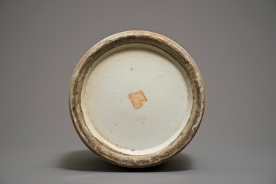 Un vase en porcelaine de Chine &agrave; d&eacute;cor qianjiang cai, sign&eacute; Yu Rongsheng, 19/20&egrave;me