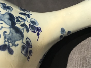 Deux vases de forme bouteille et un bol en fa&iuml;ence anglaise en style de Delft, 18&egrave;me