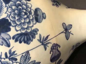 Deux vases de forme bouteille et un bol en fa&iuml;ence anglaise en style de Delft, 18&egrave;me