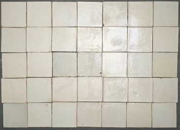 Un lot d'environ 101 carreaux en fa&iuml;ence de Delft blanc monochrome, 18/19&egrave;me
