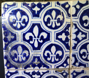 Un panneau de 24 carreaux en fa&iuml;ence de Delft bleu et blanc aux Fleur De Lys, 17&egrave;me