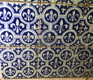 Un panneau de 24 carreaux en fa&iuml;ence de Delft bleu et blanc aux Fleur De Lys, 17&egrave;me