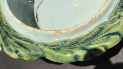 Een polychrome Delftse jampot met bramen op onderschotel, 18e eeuw