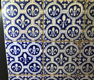 Un panneau de 24 carreaux en fa&iuml;ence de Delft bleu et blanc aux Fleur De Lys, 17&egrave;me