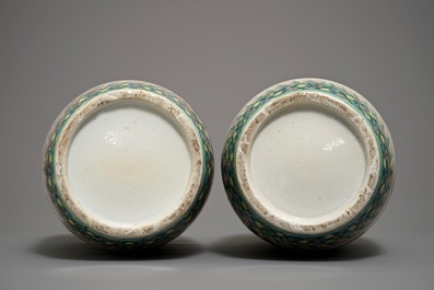 Une paire de grands vases de forme rouleau en porcelaine de Chine famille verte, 19&egrave;me