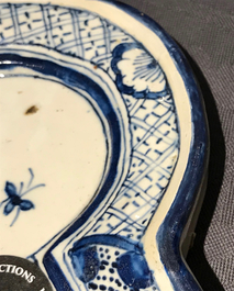Une plaque en fa&iuml;ence de Delft bleu et blanc &agrave; d&eacute;cor d'oiseaux parmi fleurs, 18&egrave;me