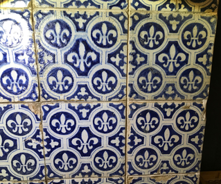 Un panneau de 24 carreaux en fa&iuml;ence de Delft bleu et blanc aux Fleur De Lys, 17&egrave;me