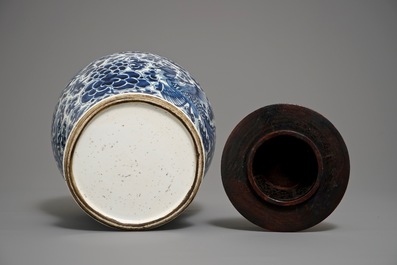 Un grand vase en porcelaine de Chine bleu et blanc &agrave; d&eacute;cor de ph&eacute;nix, Kangxi