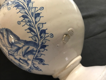 Un vase d'autel en fa&iuml;ence de Delft ou Haarlem en bleu et blanc avec La Vierge &agrave; l'Enfant, 17&egrave;me