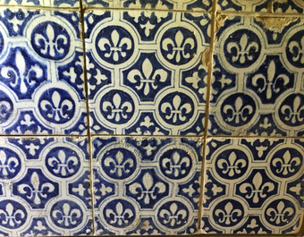 Un panneau de 24 carreaux en fa&iuml;ence de Delft bleu et blanc aux Fleur De Lys, 17&egrave;me
