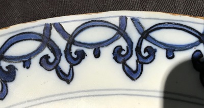 Une assiette armori&eacute;e en fa&iuml;ence de Delft bleu et blanc, 17&egrave;me