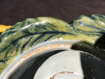 Een polychrome Delftse jampot met bramen op onderschotel, 18e eeuw