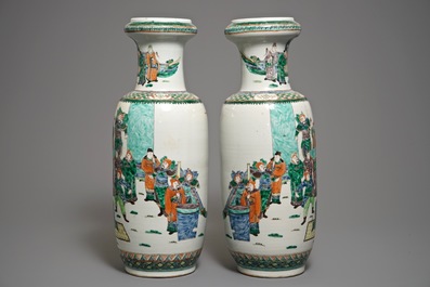 Een paar grote Chinese famille verte rouleau vazen met figuren, 19e eeuw