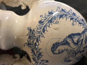 Un vase d'autel en fa&iuml;ence de Delft ou Haarlem en bleu et blanc avec La Vierge &agrave; l'Enfant, 17&egrave;me