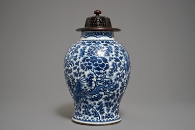 Een Chinese blauwwitte vaas met feniksen, Kangxi