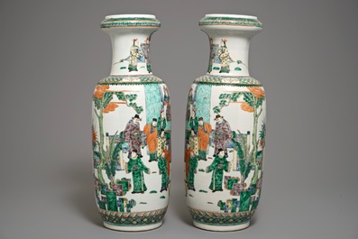 Een paar grote Chinese famille verte rouleau vazen met figuren, 19e eeuw