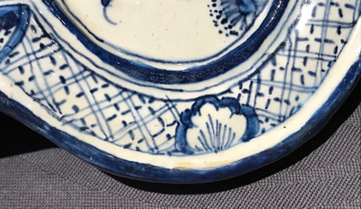 Une plaque en fa&iuml;ence de Delft bleu et blanc &agrave; d&eacute;cor d'oiseaux parmi fleurs, 18&egrave;me