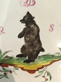 Een bord met een beer in Franse fa&iuml;ence de l'Est, Les Islettes of Moustiers, 18e eeuw
