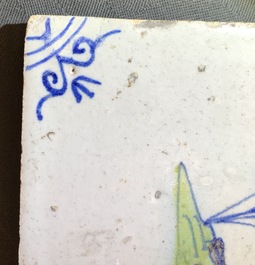 Quatre carreaux aux oiseaux en fa&iuml;ence polychrome de Delft, 17&egrave;me