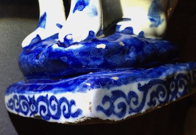 Une paire de chiens en fa&iuml;ence de Delft bleu et blanc, 1&egrave;re moiti&eacute; du 18&egrave;me
