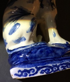 Une paire de chiens en fa&iuml;ence de Delft bleu et blanc, 1&egrave;re moiti&eacute; du 18&egrave;me