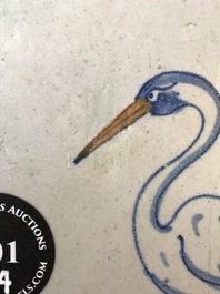 Quatre carreaux aux oiseaux en fa&iuml;ence polychrome de Delft, 17&egrave;me