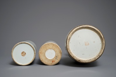 Twee Chinese qianjiang cai hoedensteunen en een vaas, 19/20e eeuw