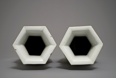 Une paire de vases hexagonaux en porcelaine de Chine qianjiang cai, sign&eacute;e Xu Pinheng 19/20&egrave;me