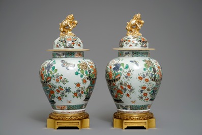 A pair of famille verte covered vases on gilt bronze foot, Samson, Paris, 19th C.