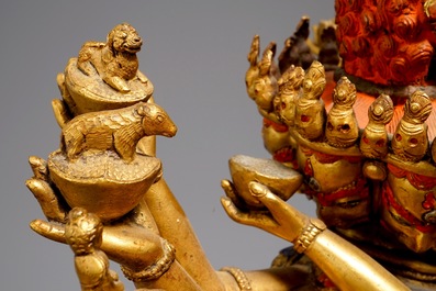 Een grote Sino-Tibetaanse verguld bronzen figuur van Kapaladhara Hevajra, 17/18e eeuw