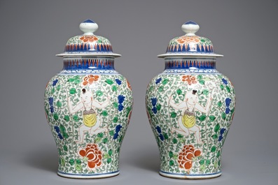 A pair of Chinese wucai vases and covers, Chenghua mark, 19/20th C.