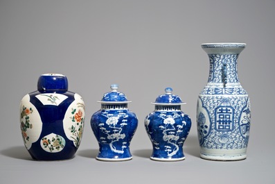 Vier Chinese blauwwitte en famille verte vazen, 19/20e eeuw