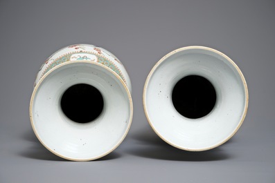 Une paire de vases en porcelaine de Chine famille rose aux oiseaux et antiquit&eacute;s, 19&egrave;me