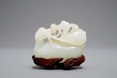 Un groupe en jade sculpt&eacute; figurant deux canards mandarin sur feuille de lotus, 19&egrave;me