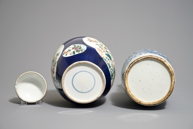 Quatre vases en porcelaine de Chine famille verte et bleu et blanc, 19/20&egrave;me
