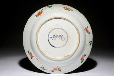 Un grand plat en porcelaine de Chine famille verte &agrave; d&eacute;cor d'un qilin et ph&eacute;nix, Kangxi