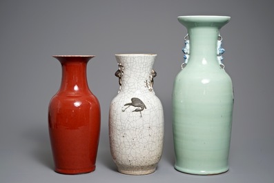 Trois vases en porcelaine de Chine sang de boeuf, c&eacute;ladon et au fond craquel&eacute;, 19&egrave;me