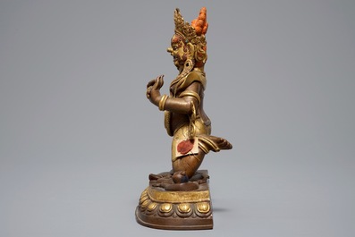Een Sino-Tibetaanse verguld bronzen figuur van Mahakala, 19e eeuw