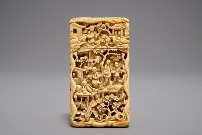 Un &eacute;tui &agrave; cartes en ivoire sculpt&eacute; et une bo&icirc;te couverte en laque rouge, marque de Qianlong, Chine, 19&egrave;me