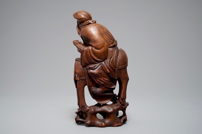 Een grote Chinese bamboe figuur van een wijze te paard, Qing