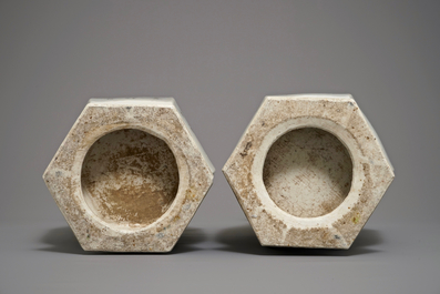 Une paire de vases hexagonaux en porcelaine de Chine qianjiang cai, sign&eacute;e Xu Pinheng 19/20&egrave;me