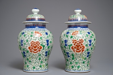 A pair of Chinese wucai vases and covers, Chenghua mark, 19/20th C.