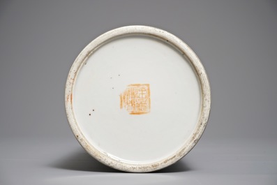 Un porte-chapeau en porcelaine de Chine qianjiang cai, 19/20&egrave;me